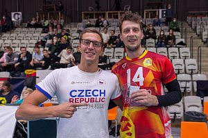 Patron zápasu Lvů s Duklou Jan Micka (vlevo) a jeho MVP Matej Mihajlović.
