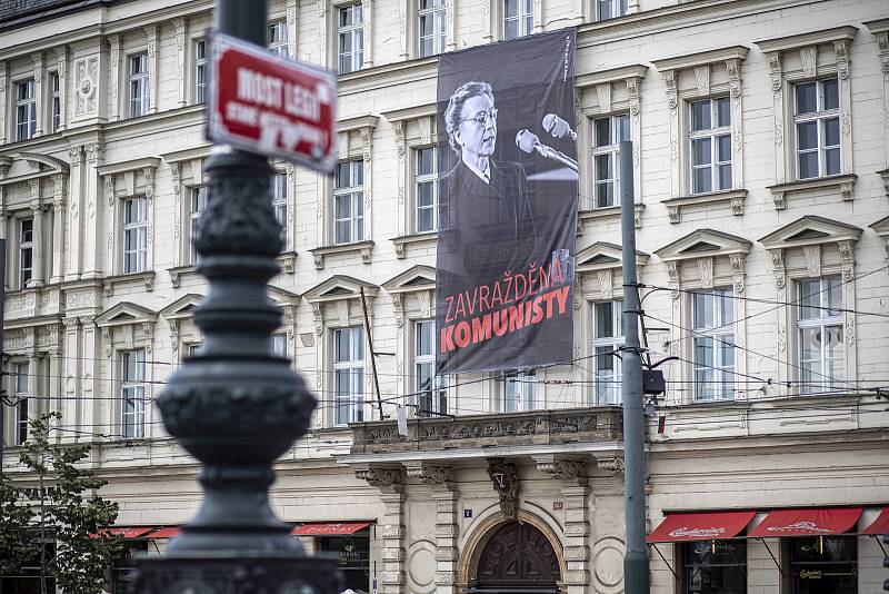 70. výročí procesu s Miladou Horákovou připomínají plakáty na pražských budovách. Na snímku FAMU.