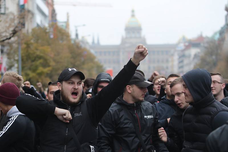 Pochod slávistických fanoušků před fotbalovým derby ulicemi Prahy na stadion Sparty na Letné.