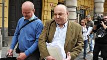 Volný odcházel od Městského soudu v Praze Antonín Saleta, poslední z obžalovaných v kauze 154milionové loupeže století z roku 2002. Soud ho zprostil obžaloby - prozatím nepravomocně - pro nedostatek důkazů. Na snímku s obhájcem Jaroslavem Ortmanem.