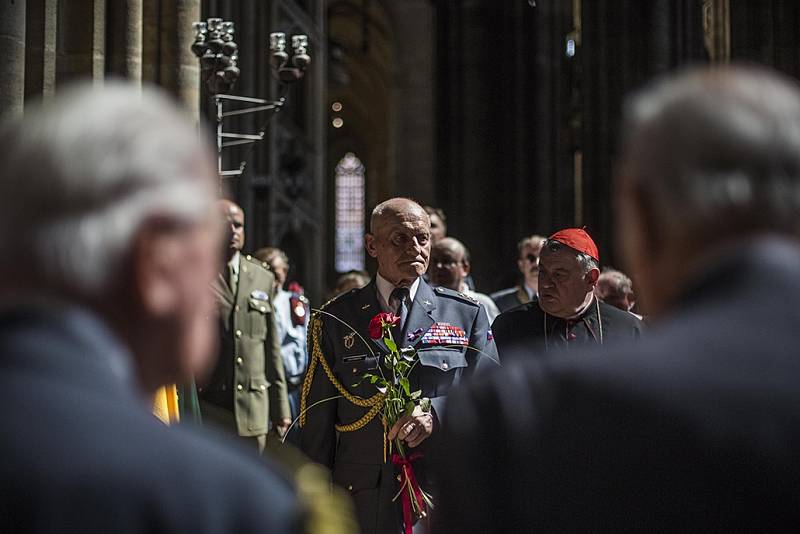 Spitfire ozdobil v pátek pražské Hradčanské náměstí na připomínku 70. výročí návratu československých letců do vlasti. 