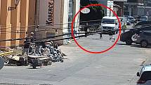Loupež a vydíraní v Pražské tržnici. Policie hledá další poškozené a případné svědky tohoto incidentu.