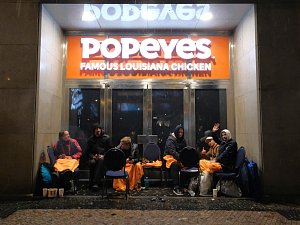 Václavské náměstí Popeyes - skupinka z Vinohrad čekala od čtvrteční osmé hodiny večerní na páteční slavnostní otevření 