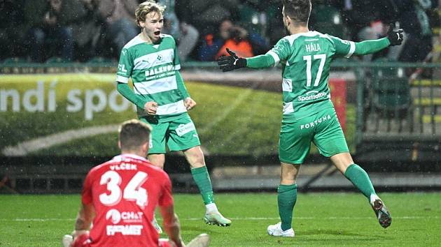 Fotbalisté Bohemians (na snímku proti Pardubicím) se i přes domácí prohru radují ze čtvrtého místa konečné tabulky.