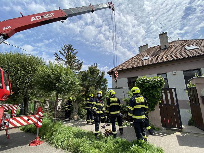 K vyproštění vozidla musel být přivolán jeřáb.