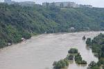 Povodně z roku 2002 v metropoli. Nad rozvodněnou Vltavou ční Bohnice.