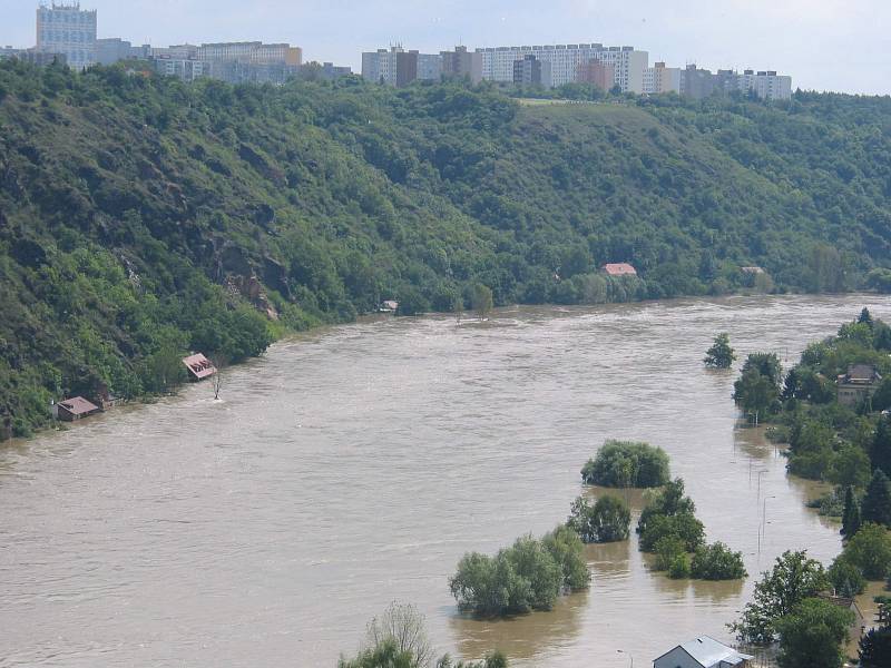 Povodně z roku 2002 v metropoli. Nad rozvodněnou Vltavou ční Bohnice.