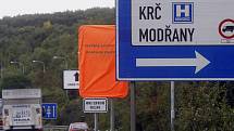 Zakrytá dopravní značka se zákazem vjezdu nákladních automobilů od 12 tun na Jižní spojce v Praze- Krči 