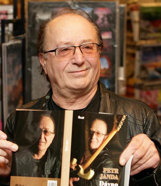 Petr Janda v úterý v pražském knihkupectví Luxor představil svoji autobiografickou knihu Dávno.