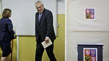 První den voleb do poslanecké sněmovny v Praze. Miloš Zeman se svou manželkou volili na ZŠ Brdičkova v Praze