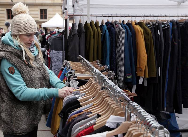 Jarní Dyzajn market. Výběrová prodejní výstava autorské tvorby na Piazzetě Národního divadla v Praze.