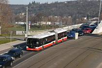 Autobus linky 112 v koloně na Trojském mostě.