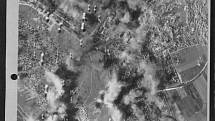 Letecká fotografie amerického bombardéru - oblast Letňan.