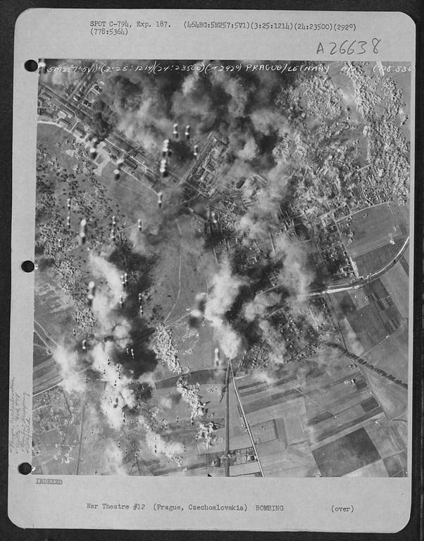 Letecká fotografie amerického bombardéru - oblast Letňan.