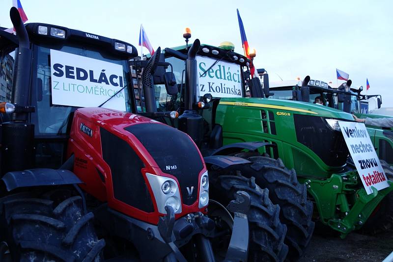 Demonstraci na Letné 16. listopadu 2019 podpořili také sedláci, kteří přijeli do Prahy s traktory.