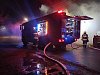 V Čelákovicích v noci hořela hala briketárny, dva hasiči se při zásahu zranili