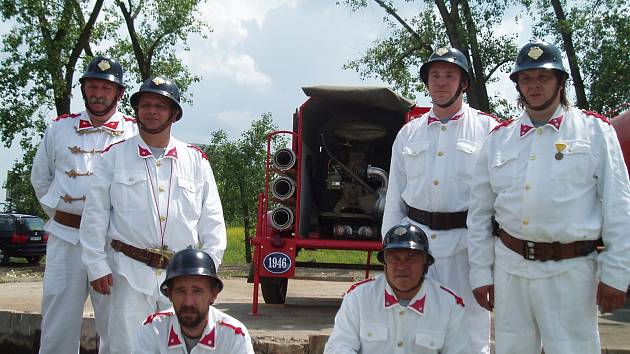 Členové Sboru dobrovolných hasičů Stodůlky každý rok vyráží na závody v replikách historických uniforem a starých helmách.