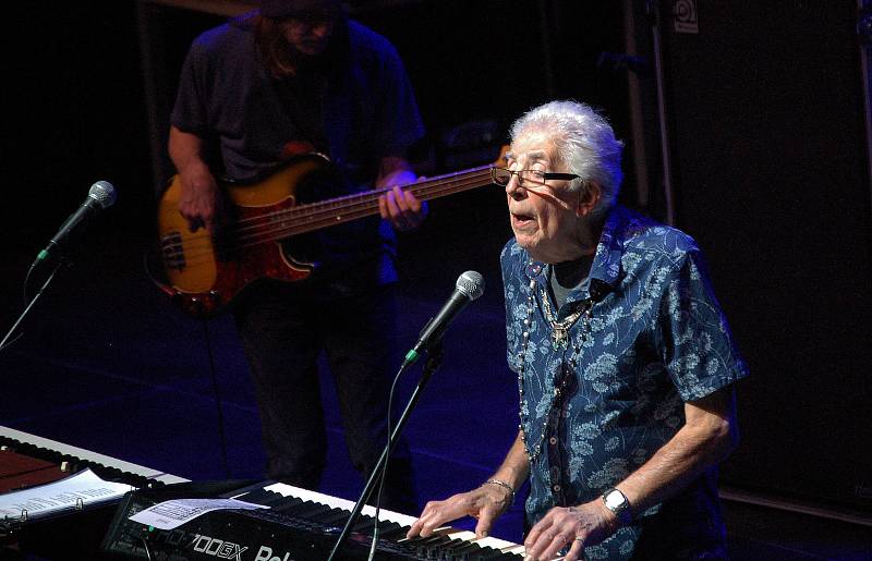 Britský bluesman John Mayall vystoupil se svou kapelou v pražském Foru Karlín.