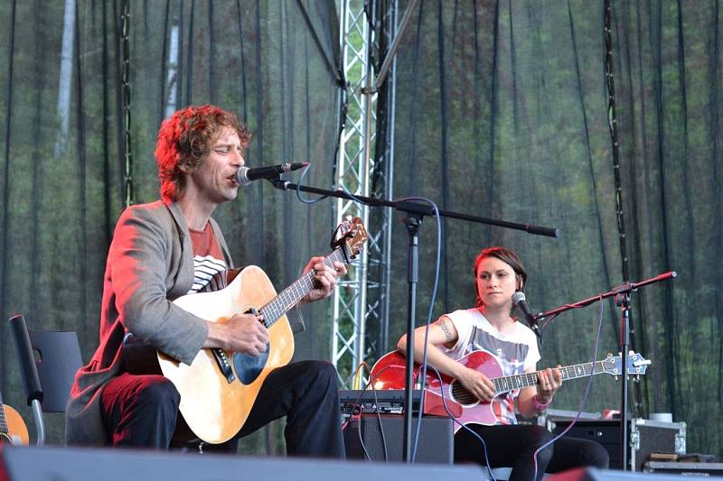 Slavnosti pravého a levého břehu 2013; na snímku Lenka Dusilová a Justin Lavash