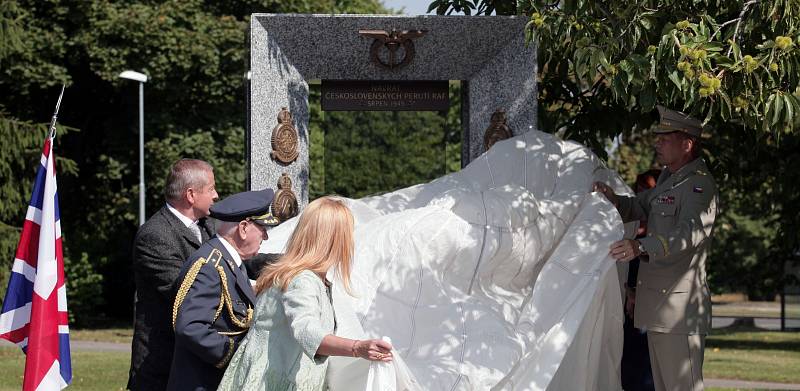 Na Letišti Václava Havla byl při příležitosti 70. výročí návratu československých perutí RAF slavnostně odhalen památník letců.