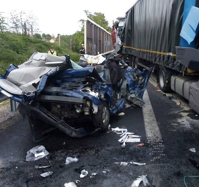 Tragická nehoda na D11 před Prahou. Srážku tří nákladních a dvou osobních aut nepřežil jeden z řidičů.