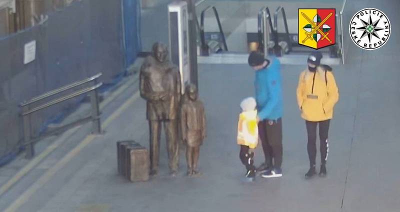 V souvislosti s poškozením sochy hledá policie muže a ženu.