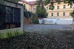 Pražští radní schválili stavbu veřejných záchodů a zázemí pro zahradníky na Petříně, proti němuž protestují občané. Jedna aktivistka navrhuje pro projekt jiné místo.