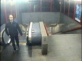 Podezřelého z pokusu o znásilnění zachytila kamera v metru.