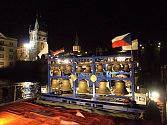 Koncert plovoucí zvonohry na Vltavě.