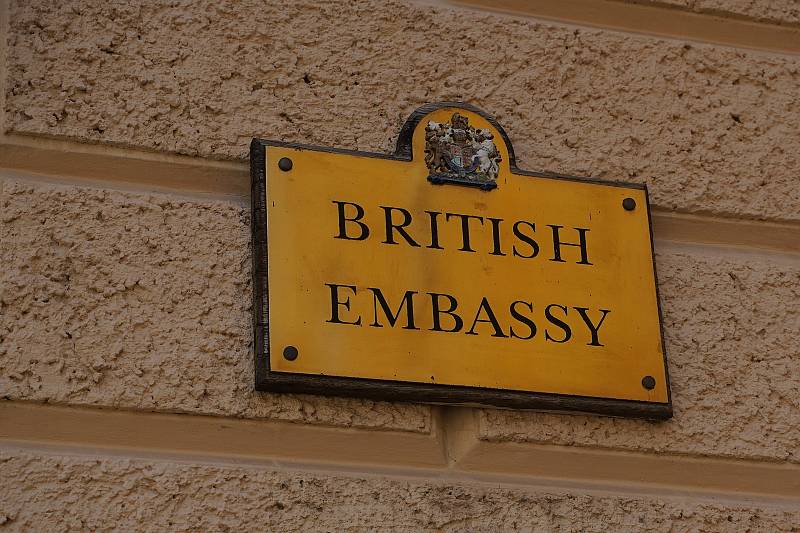 Loučení s královnou Alžbětou II. u velvyslanectví Anglie a zvonění zvonu 9801.