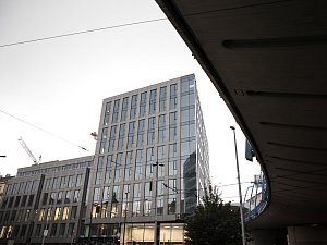Impulz pro Plzeňskou. Nová kancelářská budova SmíchOFF s terasovitou zahradou podle návrhu studia Bogle Architects  navazuje na moderní zástavbu v okolí Anděla.