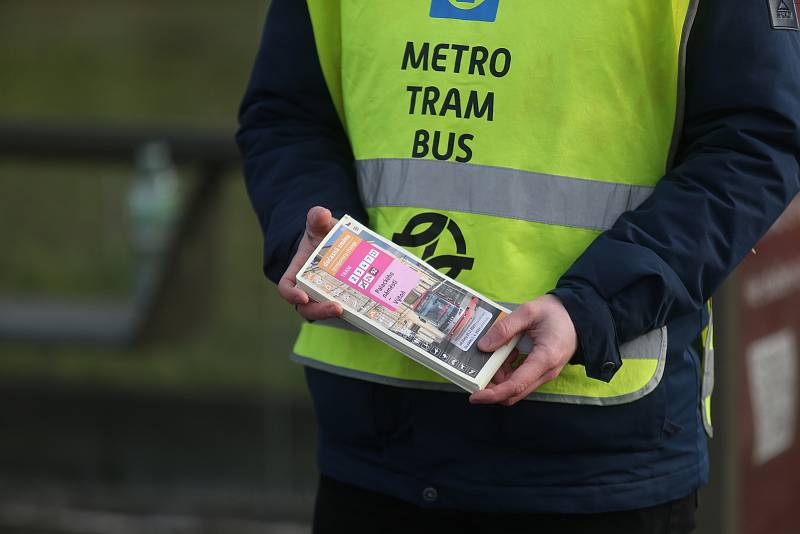 Rašínovo nábřeží - začala oprava tramvajové trati, automobilová doprava je svedena na náplavku ve směru na Podolí.