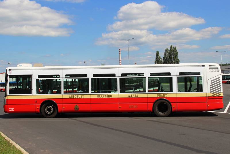 Retrobus Karosa Citelis s evidenčním číslem 3510 v barvách pražských autobusů 30. let minulého století.