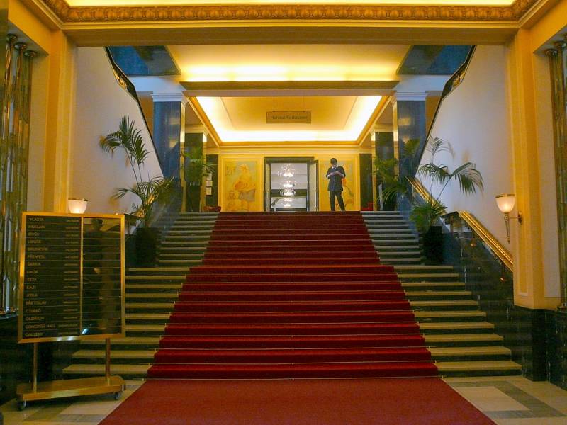 Zde mělo vítat Stalina 44 československých generálů, co schod, to generál. Svojí impozantností dosud překvapuje návštěvníky hotelu.