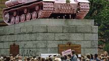 V roce 1991 sovětský tank studenti a výtvarník David Černý natřeli na růžovo, to samé udělali později někteří poslanci za Občanské fórum.