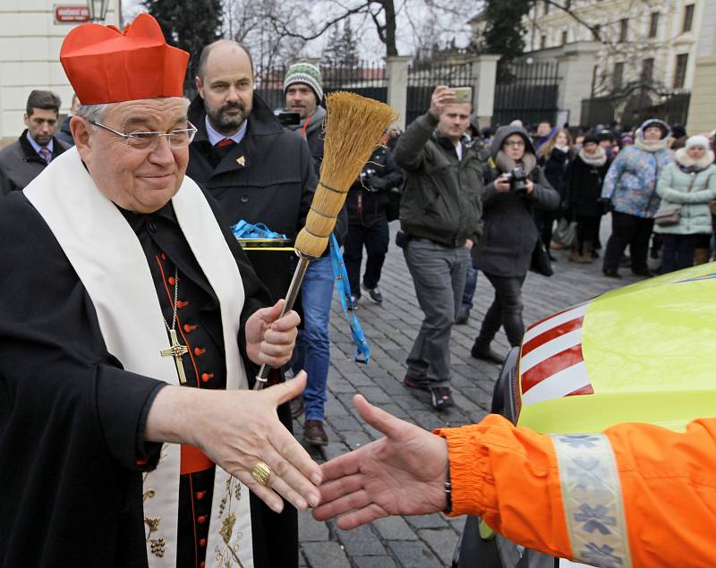 Slavnostní převzetí nových sanitních vozů na Hradčanském náměstí, které pokřtil kardinál Dominik Duka.