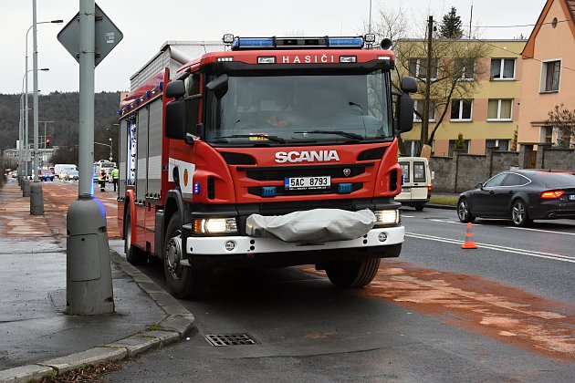 Únik nafty z autobusu. 