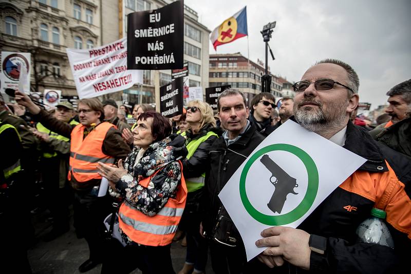 Kolem 600 lidí protestovalo na Václavském náměstí v centru Prahy proti směrnici EU, která omezuje legální držitele zbraní.