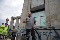 Pražský primátor Zděnek Hřib (Piráti) si prohlédl moderní metody odstraňování graffiti.