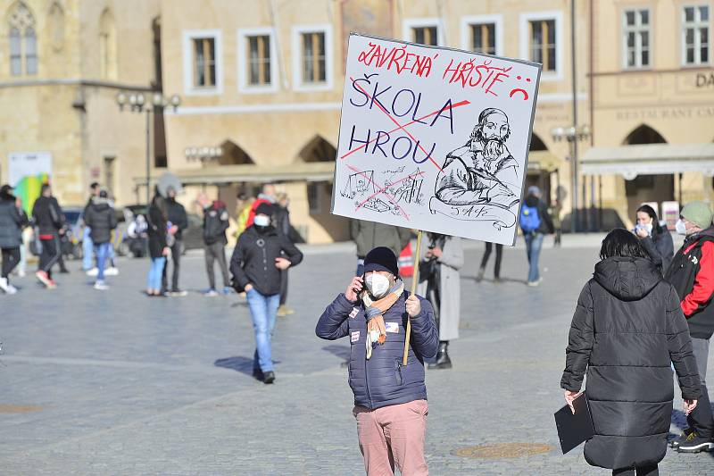 Na Staroměstské náměstí svolala iniciativa Chcípl PES 7. března 2021 demonstraci.