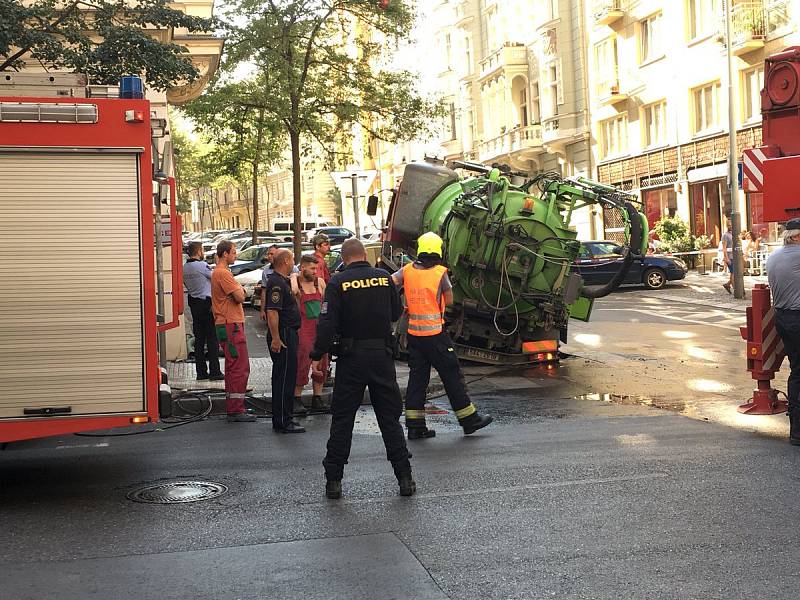 Pod vozidlem na čištění kanalizace se propadla vozovka.