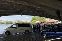 Pod Jiráskovým mostem vylovila policie z Vltavy tělo mrtvého mladíka.