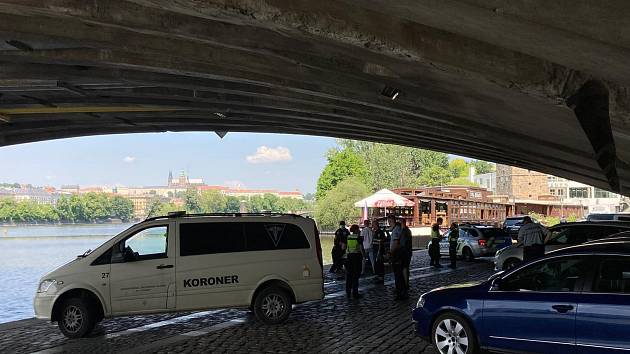 Pod Jiráskovým mostem vylovila policie z Vltavy tělo mrtvého mladíka.