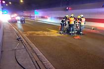 Tragická nehoda motorkáře v tunelu Mrázovka na Smíchově 4. října 2023