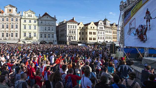 Fanoušci na Staroměstském náměstí - Lidé sledují 26. května 2019 na Staroměstském náměstí v Praze přímý přenos utkání o 3. místo na mistrovství světa v ledním hokeji Česká republika - Rusko.