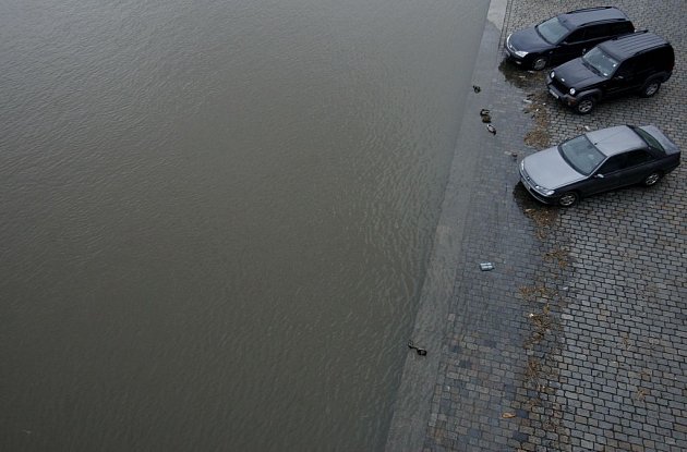 MUSÍ PRYČ. V pátek dosáhla Vltava v metropoli prvního povodňového stupně a to znamená prázdné náplavky.