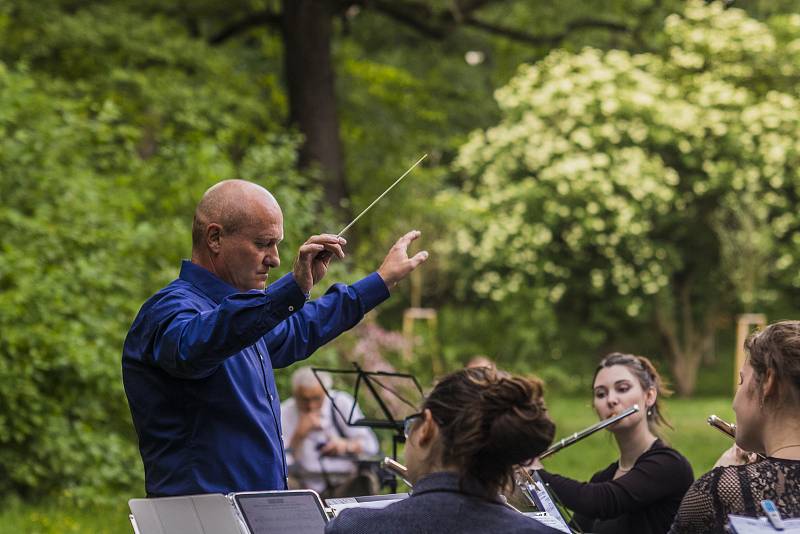 Promenádní koncert v parku Jezerka.