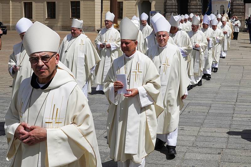 Odcházející pražský arcibiskup Dominik Duka uvedl při slavnostní mši do funkce svého nástupce Jana Graubnera.