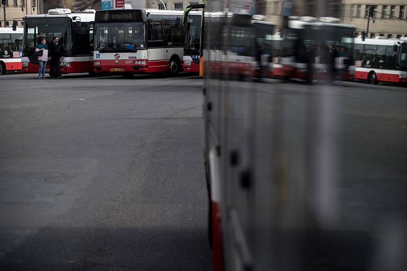 Autobusy městské hromadné dopravy Dopravního podniku značky SOR stojící na autobusovém nádraží Na Knížecích v Praze.