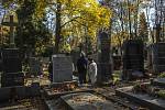 Lidé přicházeli 1. listopadu na pražské hřbitovy, aby si připomínali své blízké zemřelé před Dušičkami.